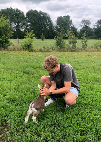 Joppe knuffelt een klein lief lammetje